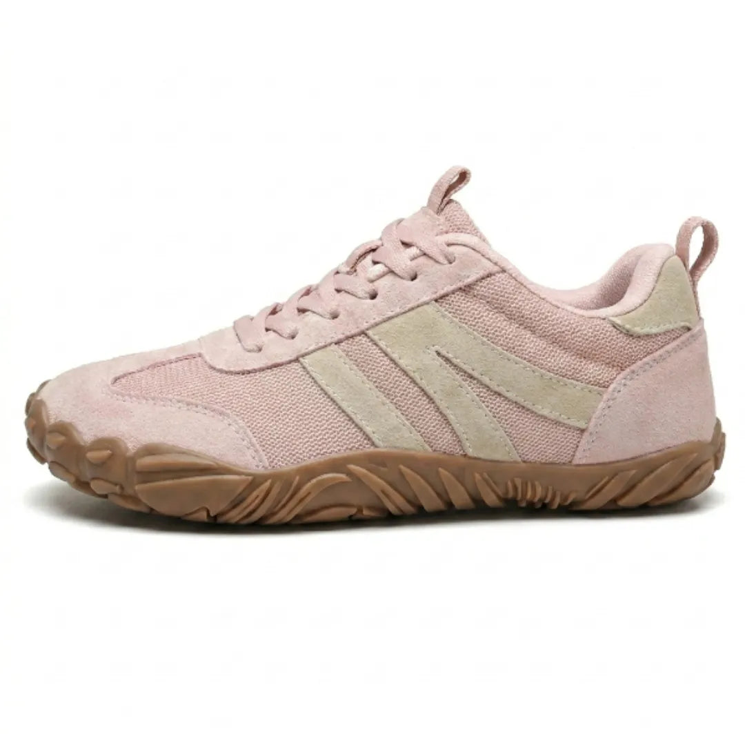 Rosafarbene Barfußschuhe mit beigen Seitenstreifen in der Seitenansicht, Mesh mit Veloursleder-Details und brauner Sohle. 10