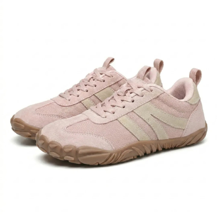 Paar rosafarbene Barfußschuhe mit beigen Streifen und Schnürung schräg von vorne, breite braune Profilsohle sichtbar. 16