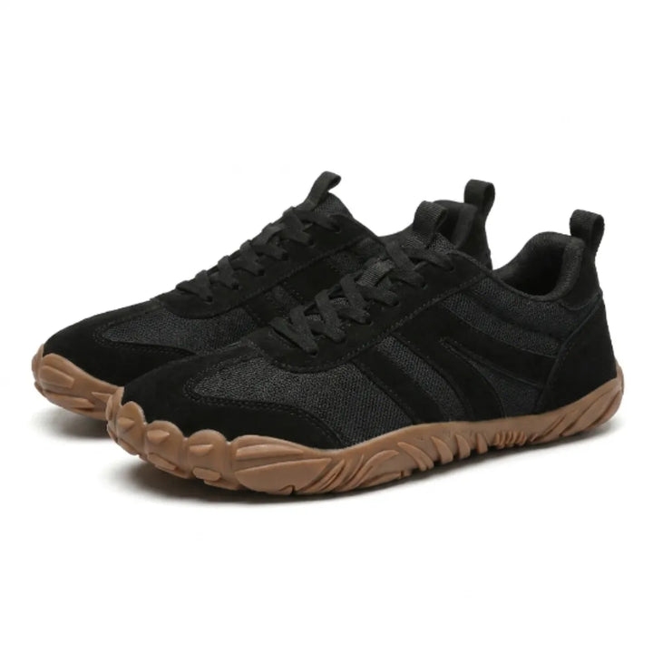 Paar schwarze Barfußschuhe mit Schnürung und Mesh-Obermaterial, schräg von vorn gezeigt, mit heller, profilierter Gummisohle. 25