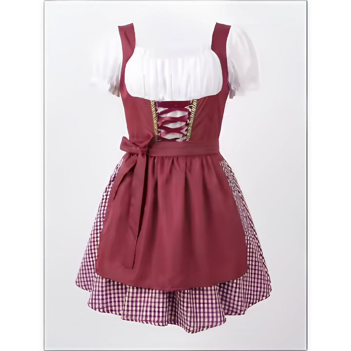 Dirndl in Weinrot mit weißer Bluse, geschnürtem Mieder, Schürze mit Schleife und rot-weiß kariertem Rock, einzeln fotografiert. 1