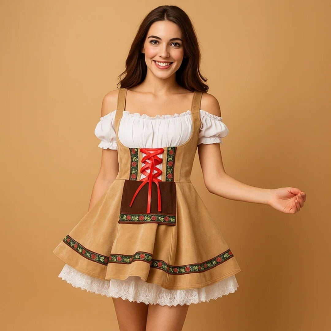 Lächelndes Model im beigen Dirndl mit roter Satinschnürung, brauner Schürzentasche, Rosenborte und mehrlagigem weißem Spitzenunterrock. 3