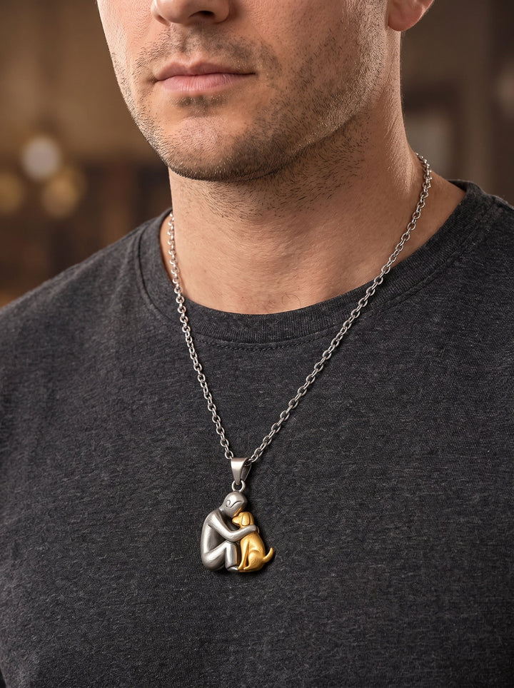 Mann im dunkelgrauen T-Shirt trägt die lange Kette mit mattem Anhänger aus Figur und goldfarbenem Hund. 11