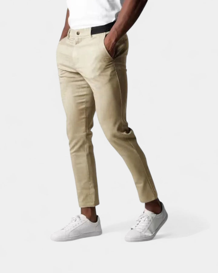 Model trägt die Hose in hellem Beige mit schwarzem Stretchbund, kombiniert mit weißen Sneakern 3