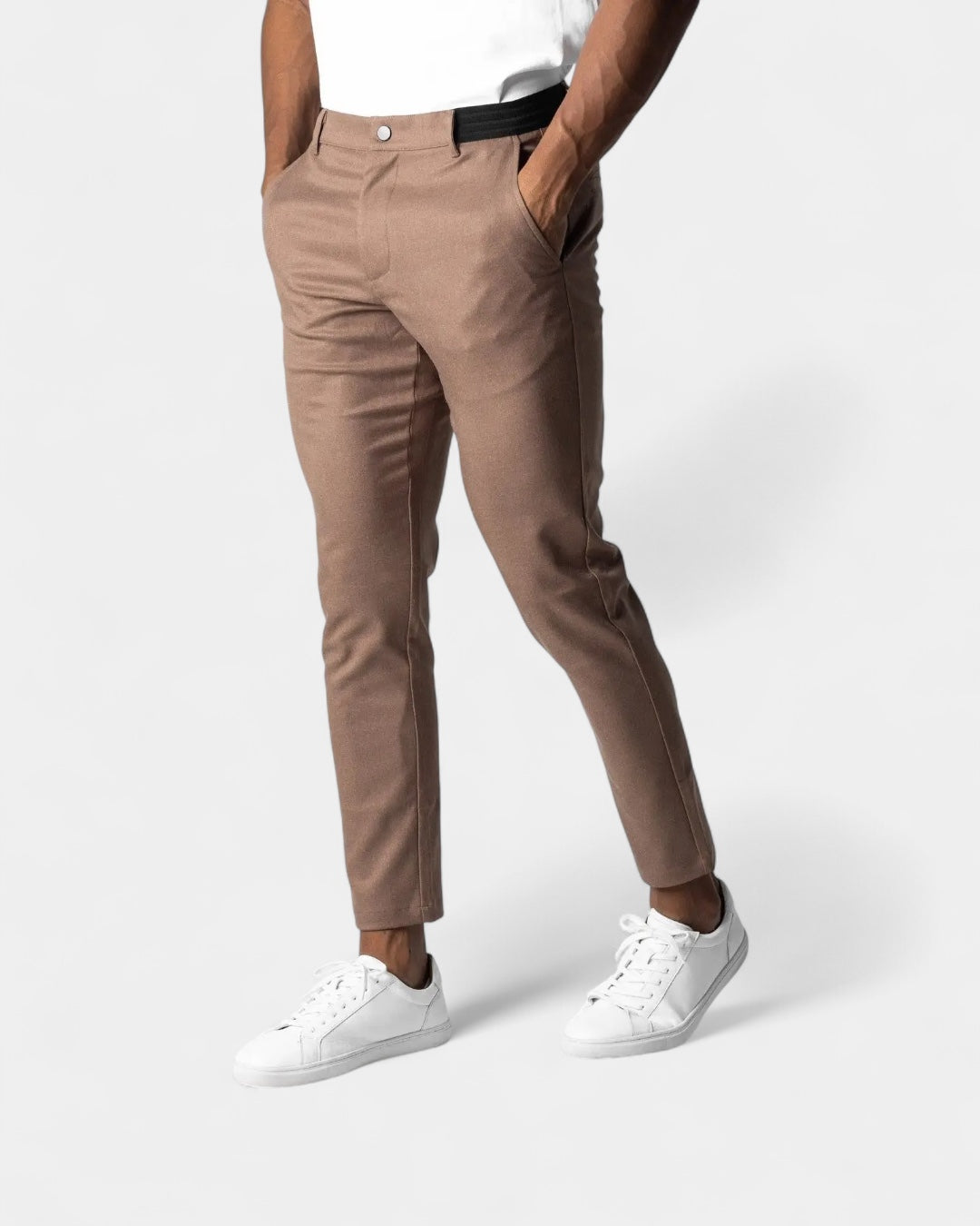 Model trägt die Hose in Hellbraun mit schwarzem Stretchbund, Hände in den Seitentaschen 5