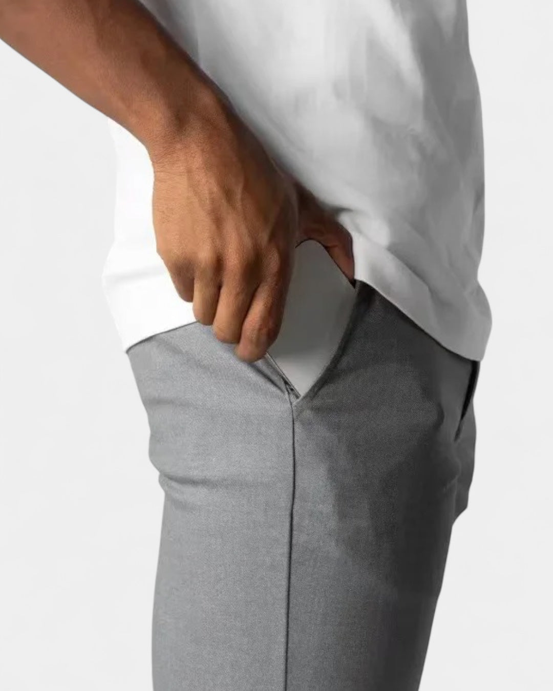 Nahaufnahme der grauen Hose an der Hüfte, eine Hand greift in die seitliche Eingrifftasche 6