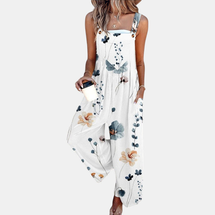 Weiße Latzhose mit zartem Blumen- und Zweigmuster in Blau und Orange, Frontansicht an Model 4