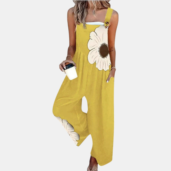 Gelbe Latzhose mit cremefarbener Blume am Latz und am weiten Hosenbein, Frontansicht 9