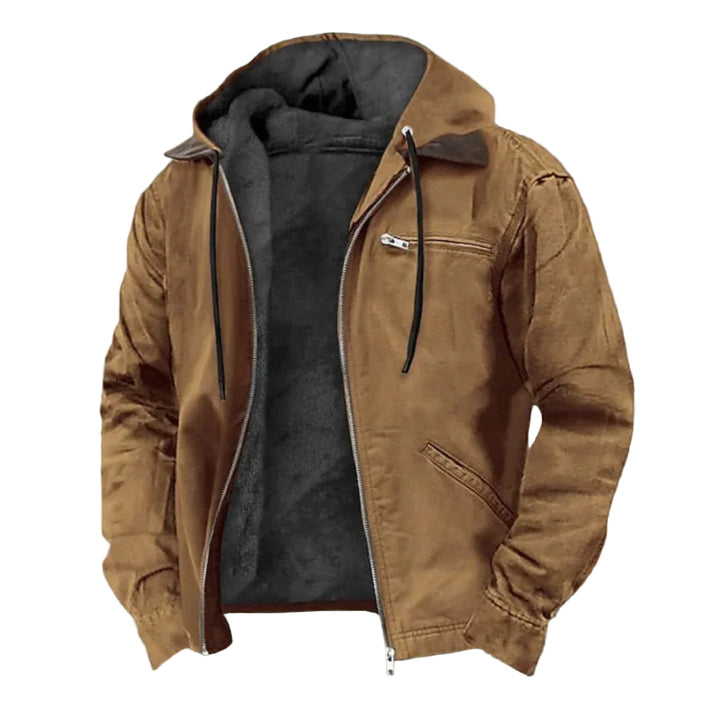 Offene Kapuzenjacke in Camelbraun mit Reißverschluss, Brusttasche, Kordelzug und dunkelgrauem Fleecefutter, freigestellt auf weißem Hintergrund. 1