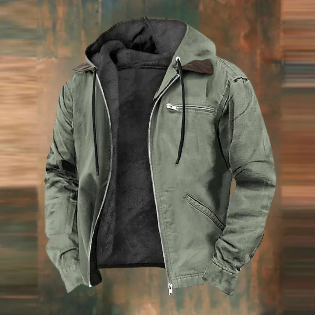 Dieselbe Jacke in Graugrün, offen getragenes Modell mit Kapuze, Reißverschlusstaschen und dunklem Fleecefutter vor farbigem Hintergrund. 3