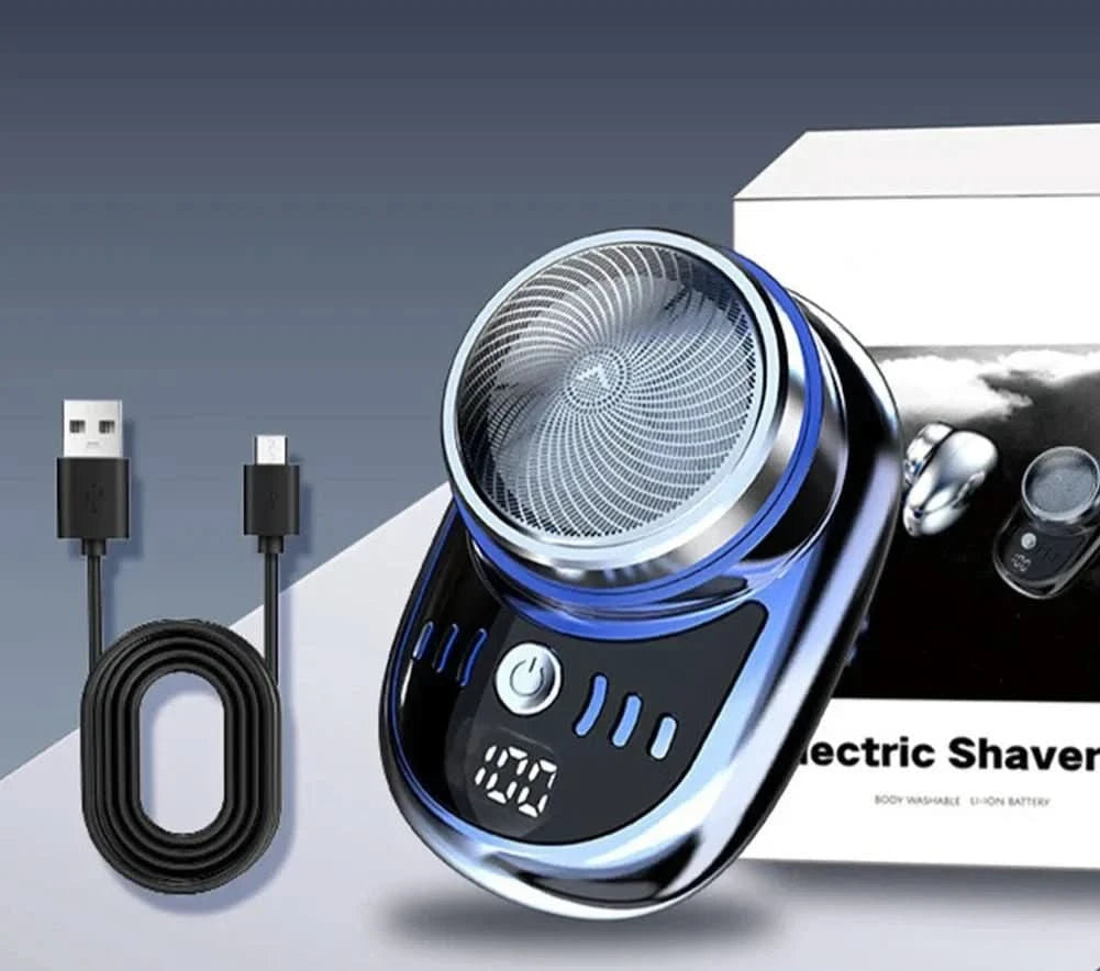Blauer Mini-Rasierer neben schwarzem USB-Ladekabel und Verkaufsverpackung, vor grau-blauem Hintergrund. 2