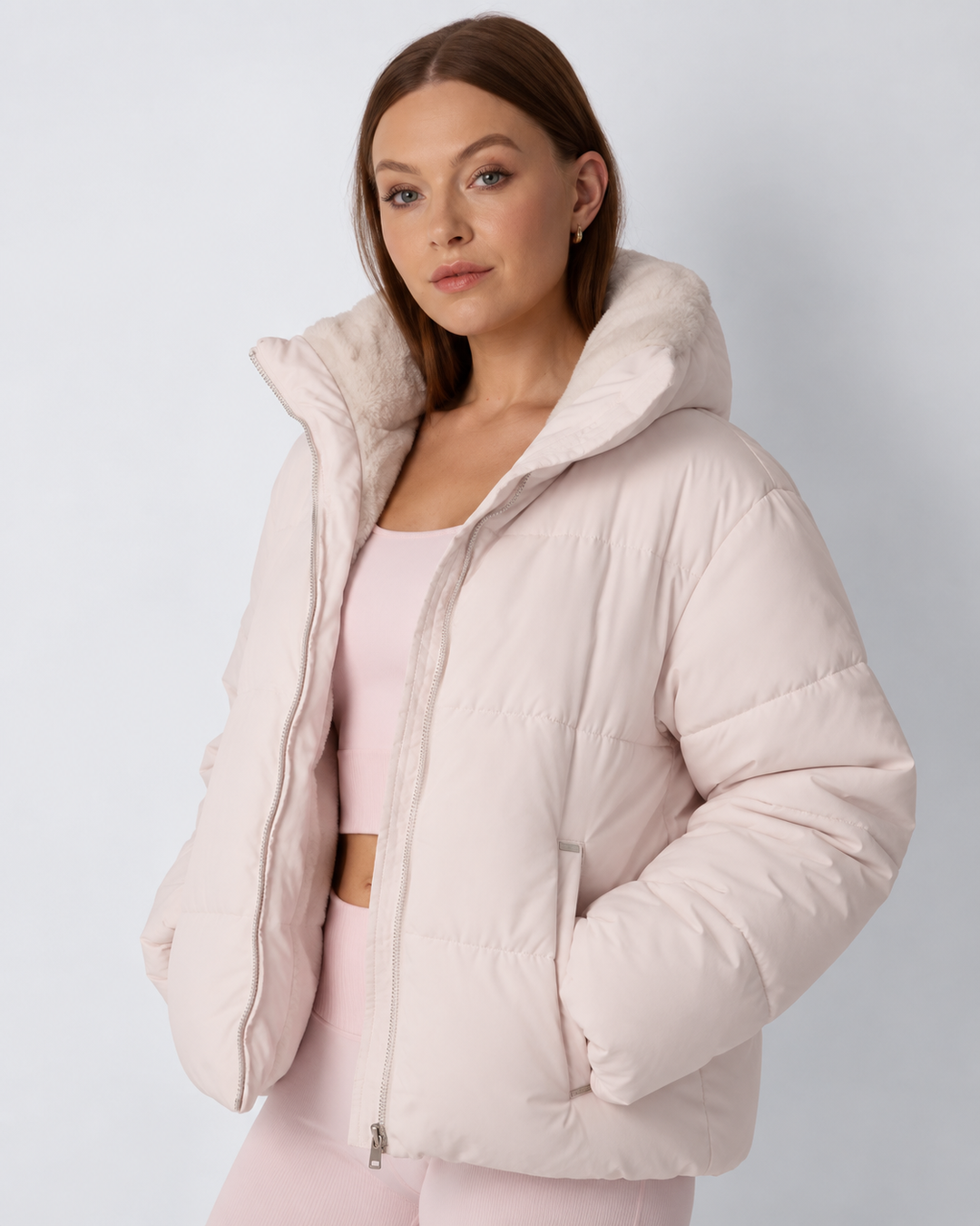 Halbnahe Frontansicht der rosafarbenen Steppjacke mit hohem Fleecekragen, Hände in den Taschen 7