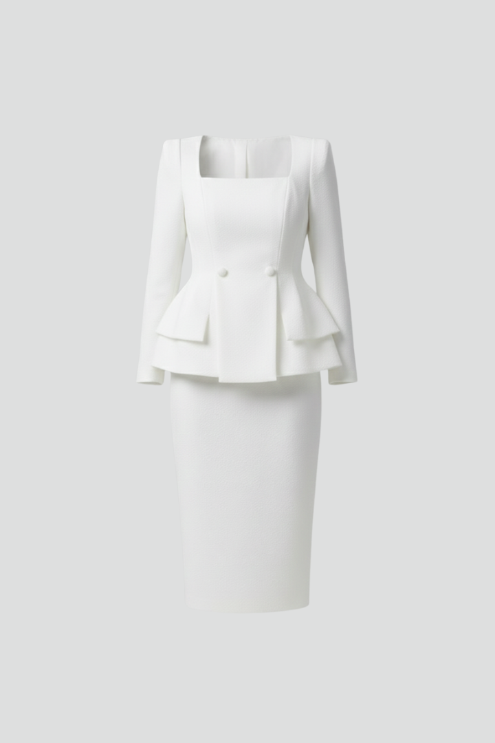 Das weiße Set als Freisteller ohne Model: Jacke mit eckigem Ausschnitt, zwei Knöpfen und gestuftem Peplum, darunter der Bleistiftrock. 3
