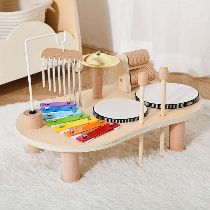 Seitenansicht des Musiktischs mit vollständigem Zubehör auf einem weißen Flauschteppich, die Holzbeine und die Halterungen für die Schlägel sind gut zu sehen. 6