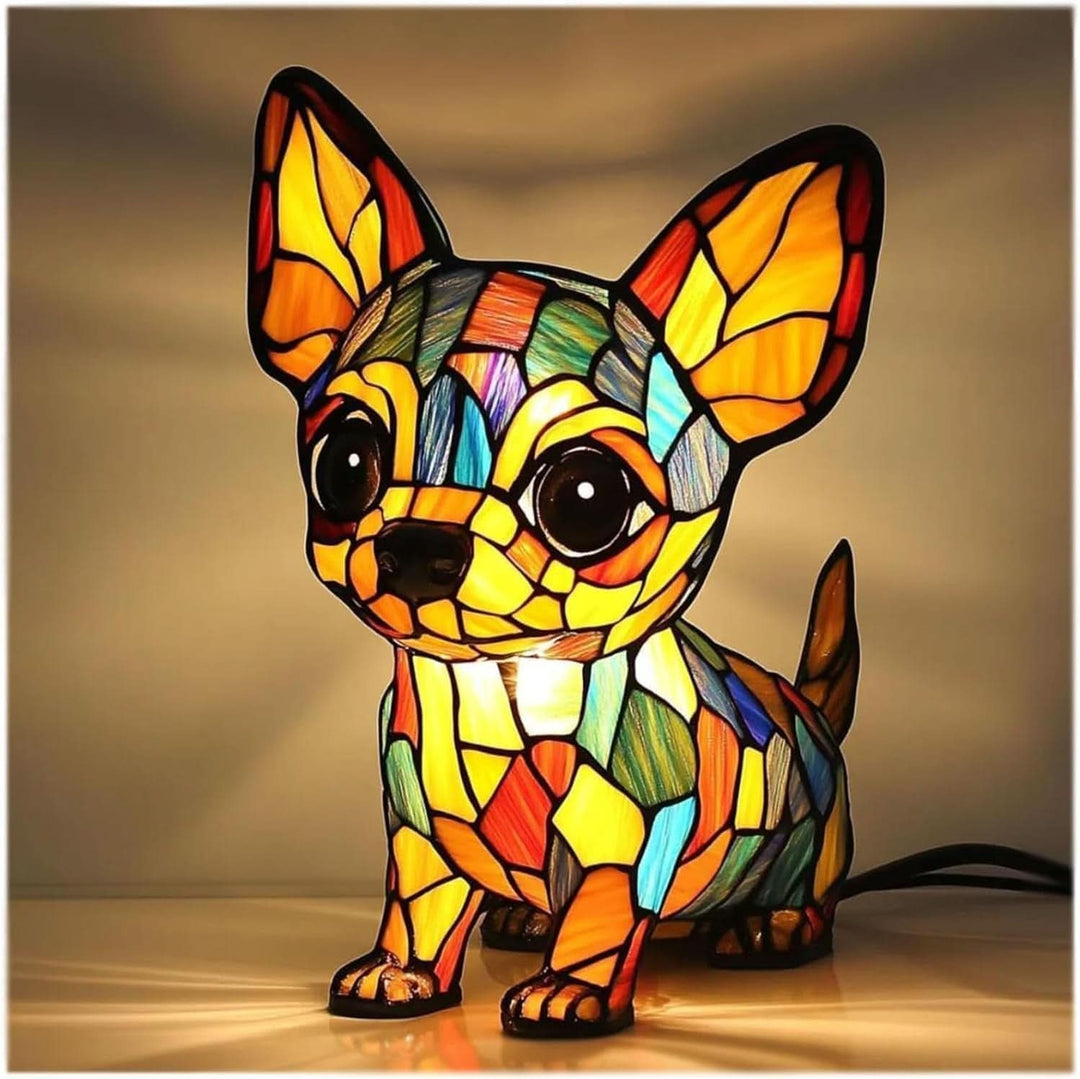 Sitzender Chihuahua mit großen Ohren und großen dunklen Augen, buntes Mosaik leuchtet, schwarzes Kabel am Heck sichtbar. 10