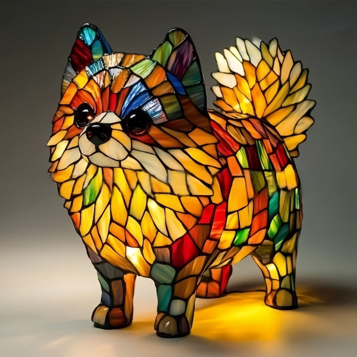 Stehende Spitz-Figur mit buschigem Schwanz und flauschig wirkendem Mosaikfell in Orange, Gelb, Rot und Grün. 18
