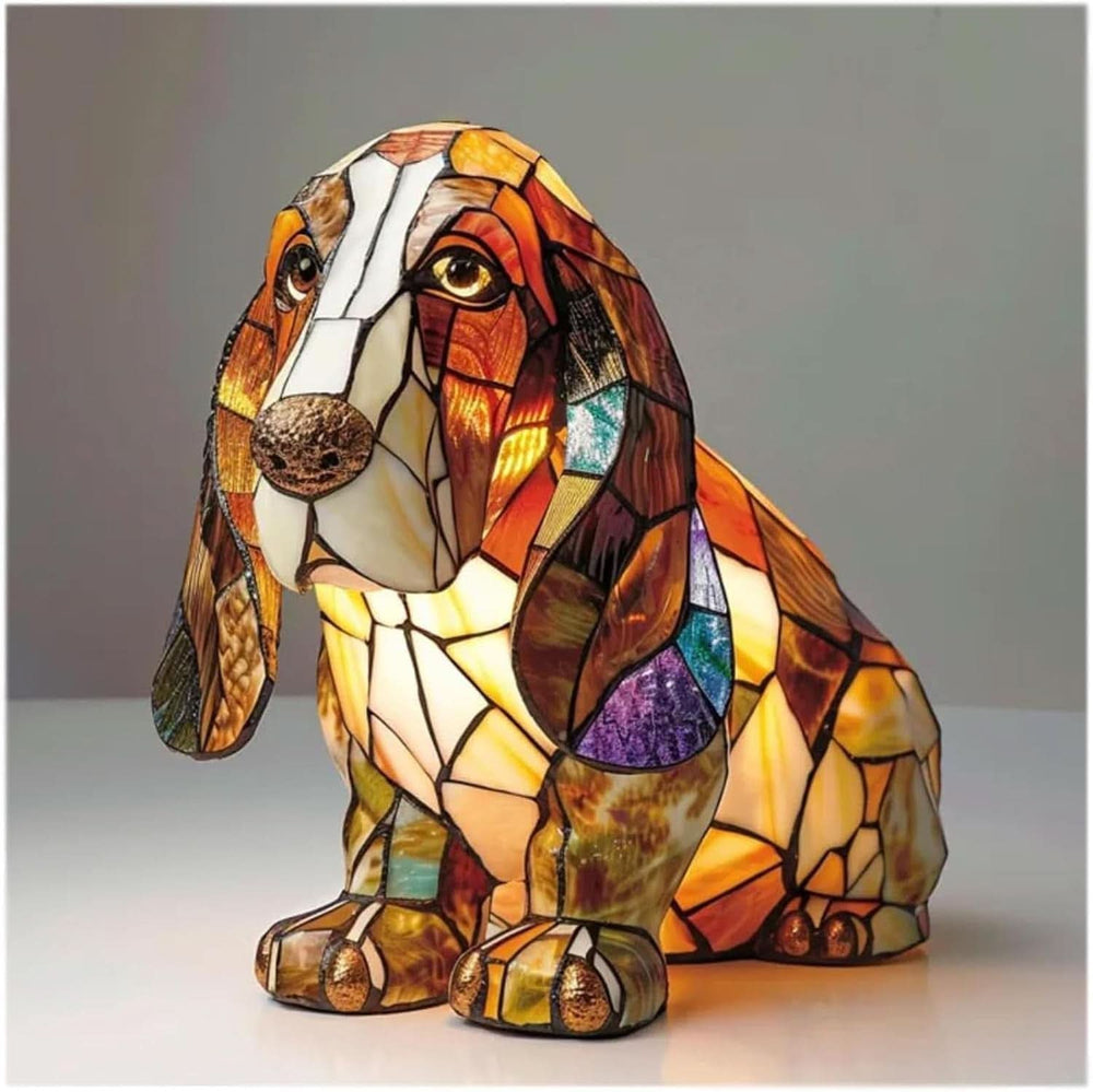 Sitzende Basset-Figur mit langen Hängeohren aus Buntglas-Mosaik in warmen Braun- und Bernsteintönen, von innen beleuchtet. 2
