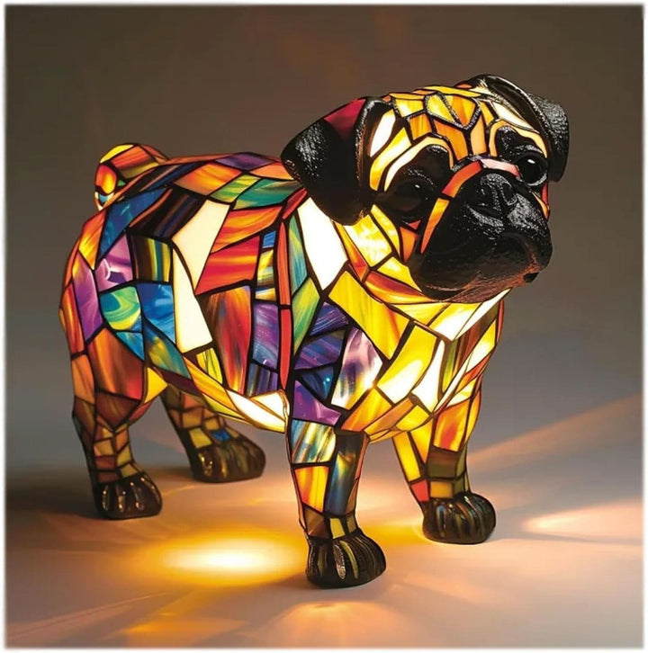 Stehende Mops-Figur mit schwarzer Schnauze und Ohren, Körper in kräftigem Buntglas-Mosaik, Lichtflecken auf dem Boden. 20