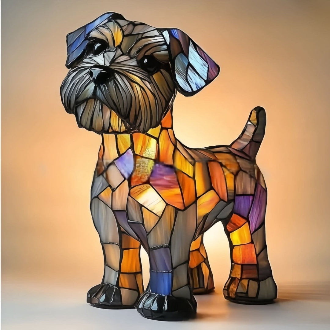 Leuchtende Hundefigur im Buntglas-Mosaikstil mit zotteligem Bart und gesenktem Kopf, Körper in Orange-, Violett- und Blautönen. 21