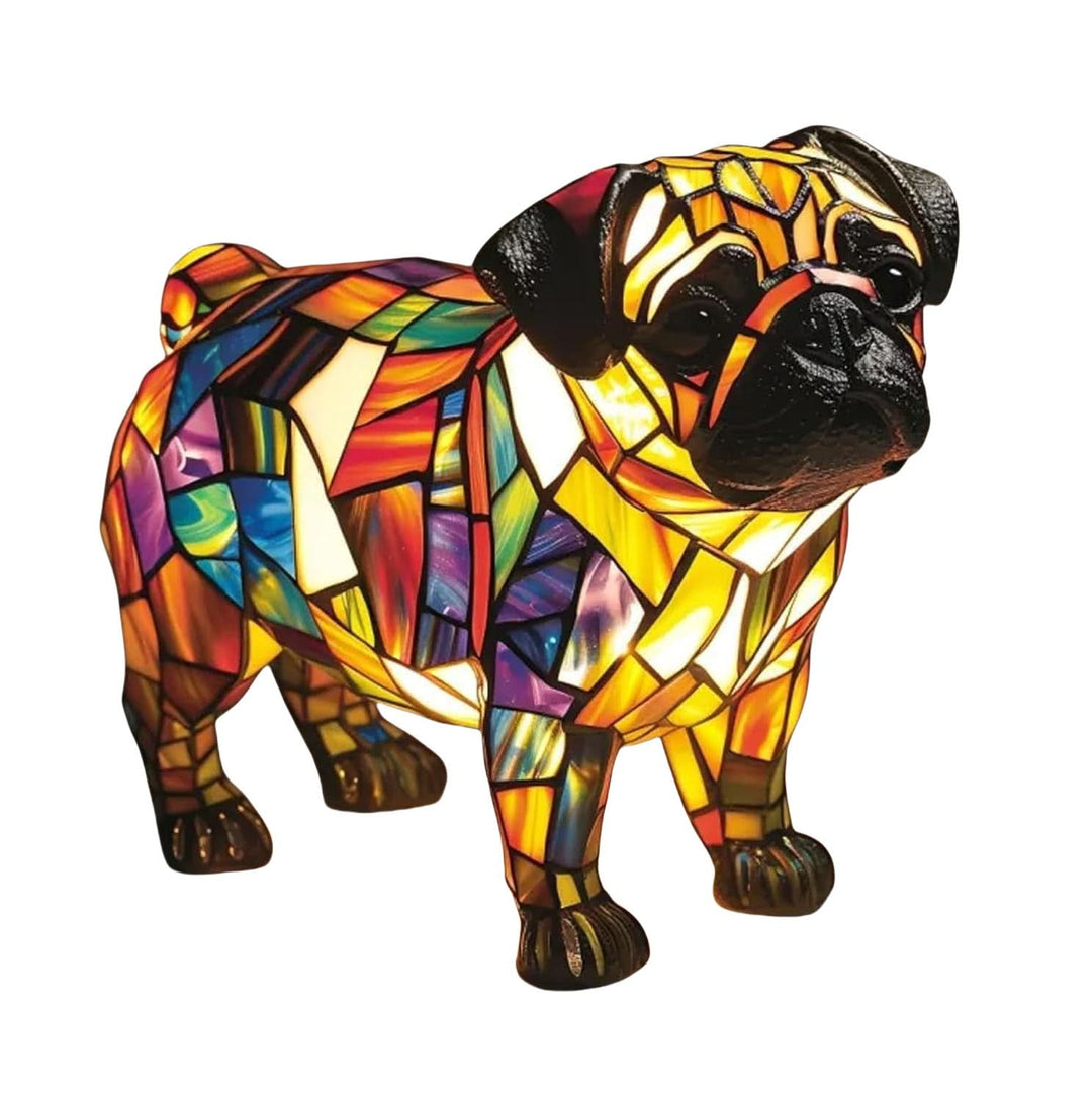 Mops-Leuchte im Buntglasstil mit schwarzer Schnauze und Ohren, bunt gemustertem Körper und gelb leuchtender Brust, freigestellt auf weißem Grund. 30