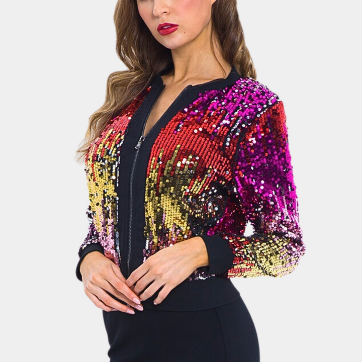 Frau in bunter Paillettenjacke, rot-gold-violett, modisch, elegant, Party-Outfit.