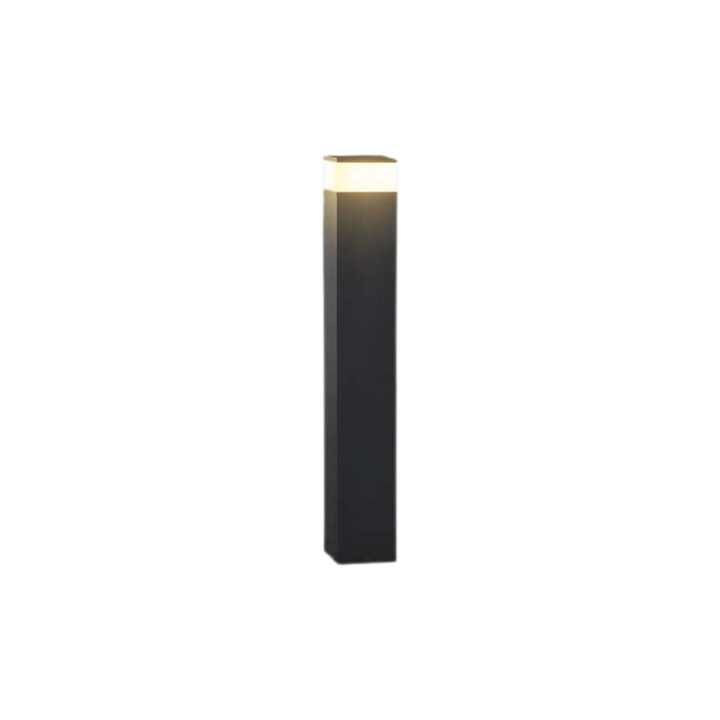 Höhere Variante des schwarzen Pollerpfostens mit warmweißem Lichtband oben, freigestellt vor weißem Hintergrund. 2