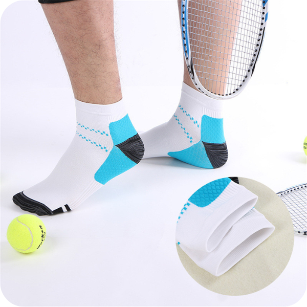 Seitenansicht weißer Socken mit blauer Ferse an den Füßen eines Mannes beim Tennis, Detailkreis zeigt den elastischen Bund. 3