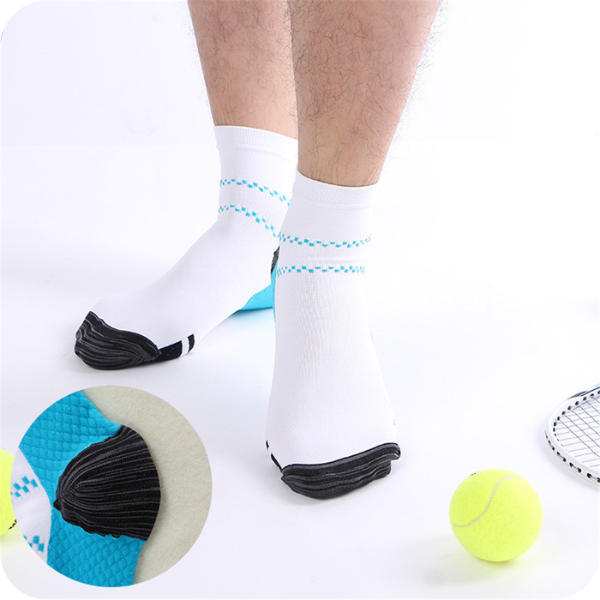 Weiße Socken mit blauen Streifen an den Füßen eines Mannes, daneben Tennisbälle und Schläger, Detailkreis zeigt die Fersenverstärkung. 2