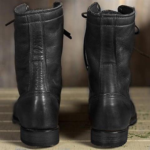 Schwarze Lederstiefel von hinten gezeigt, mit Ziernähten am Schaft, Blick auf Fersenpartie und flachen Absatz. 4