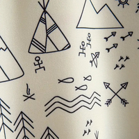 Beige Duschvorhang mit schwarzen, minimalistischen Outdoor-Motiven wie Zelte, Berge und Pfeile.