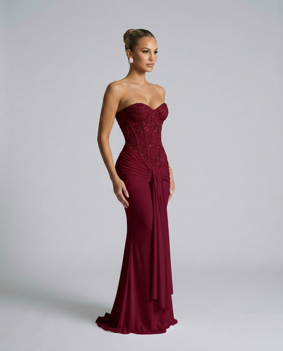 Weinrotes Kleid in seitlicher Dreiviertelansicht, die Pailletten am Oberteil und der Faltenwurf an der Hüfte sind erkennbar 4