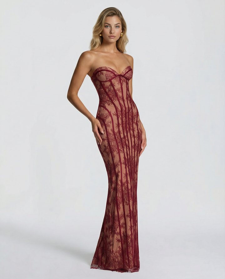 Das bordeauxrote Kleid in seitlicher Dreiviertelansicht, die Herzausschnitt und Korsettlinien an der Taille zeigt. 3