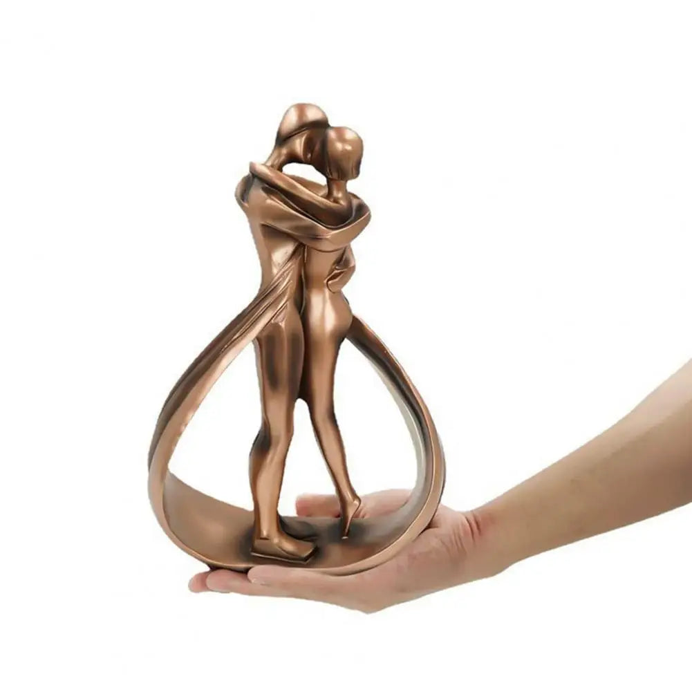 Dekorativ skulptur af omfavnende figurer - Seraphina