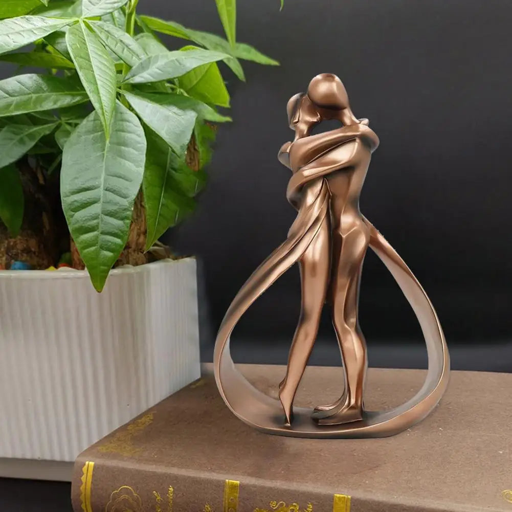 Dekorativ skulptur af omfavnende figurer - Seraphina
