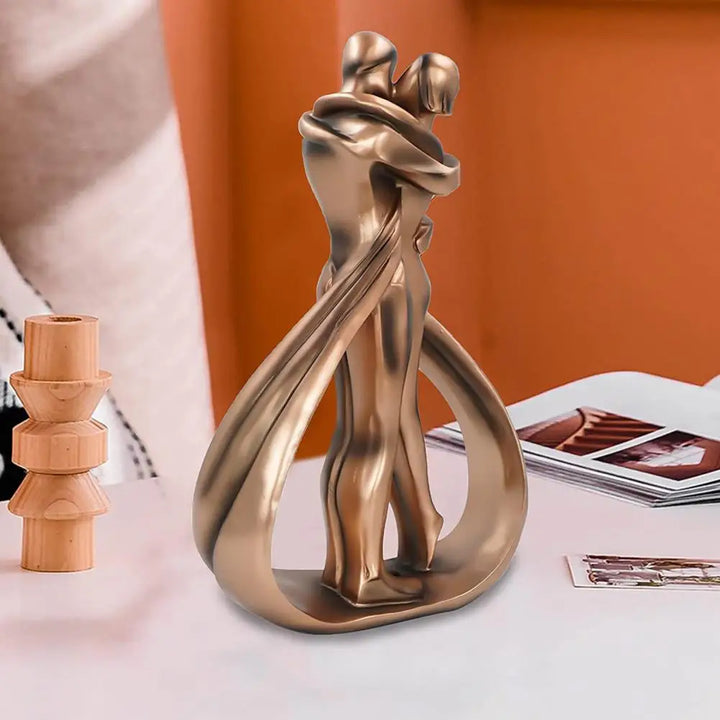 Dekorativ skulptur af omfavnende figurer - Seraphina