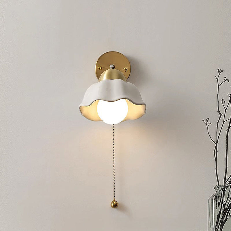 Verstellbare französische Wandleuchte, weiß, Messing, Vintage-Stil, Innenbeleuchtung.