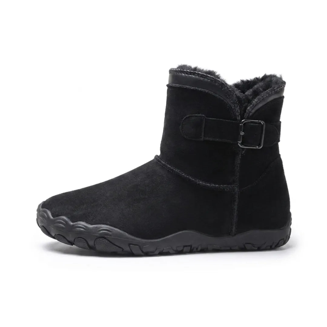 Schwarzer Wildleder-Stiefel von der Seite mit Schnalle, dunklem Fellfutter und flacher Sohle 10