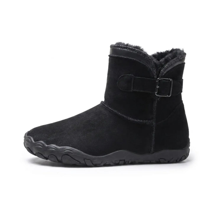 Schwarzer Wildleder-Stiefel von der Seite mit Schnalle, dunklem Fellfutter und flacher Sohle 10