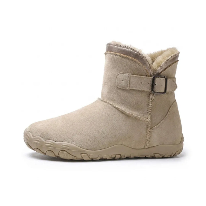 Beiger Wildleder-Stiefel von der Seite mit Schnalle, flauschigem Futter und breiter, flacher Profilsohle 1