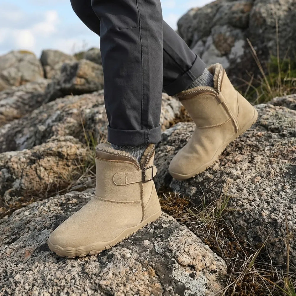 Beige Stiefel getragen auf einem Felsen, dazu dunkle Hose und graue Socken 2