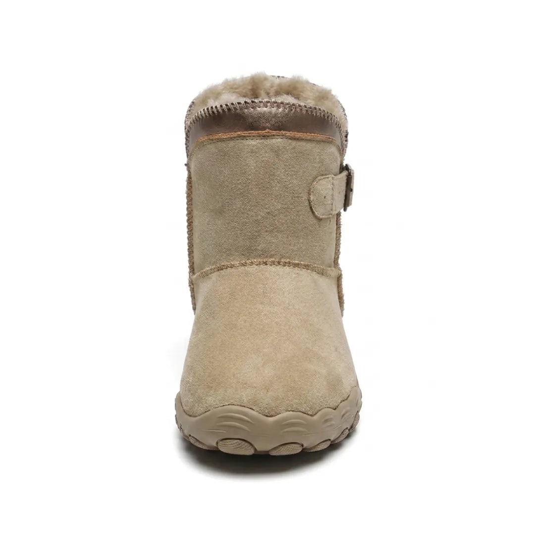 Beiger Stiefel frontal fotografiert, Zehenbereich, Fellrand und seitliche Schnalle sichtbar 8