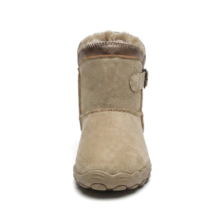 Beiger Stiefel frontal fotografiert, Zehenbereich, Fellrand und seitliche Schnalle sichtbar 8