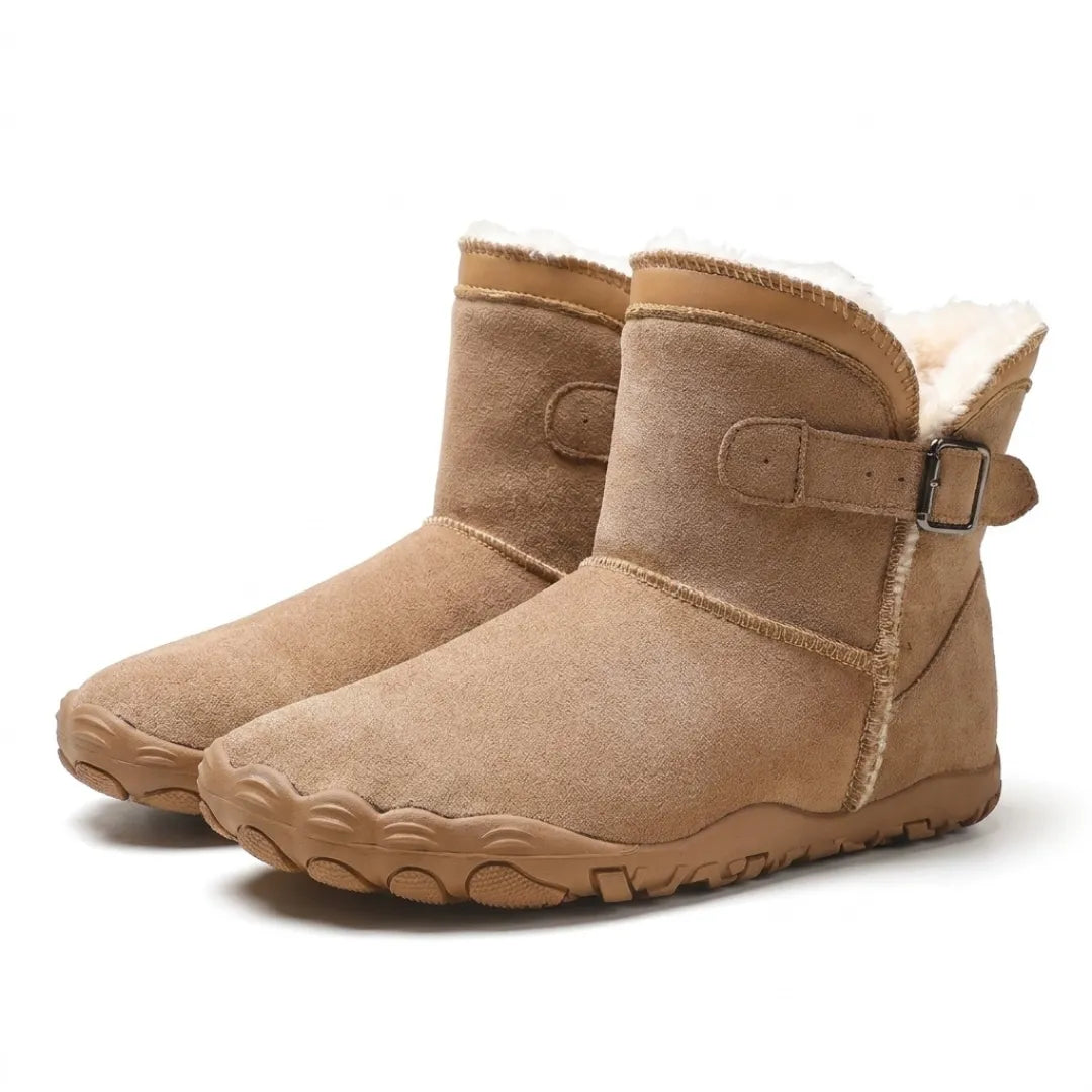 Paar beigebrauner Wildlederstiefel mit weißem Fellfutter, Schnallenriemen und breiter, profilierter Barfußsohle im 25