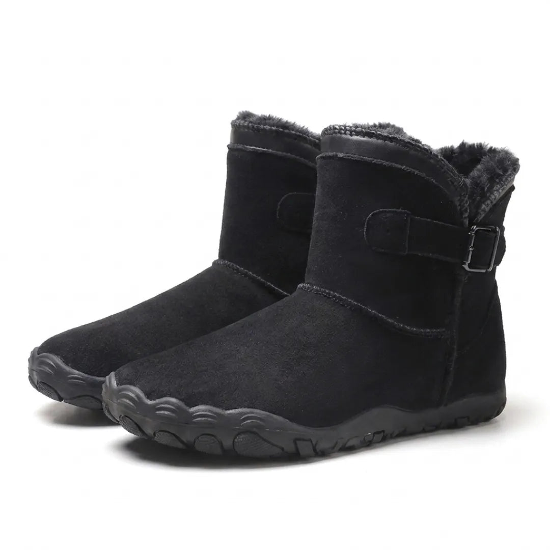 Paar schwarze Wildleder-Stiefel schräg von vorne mit Schnalle und flauschigem Futter 16