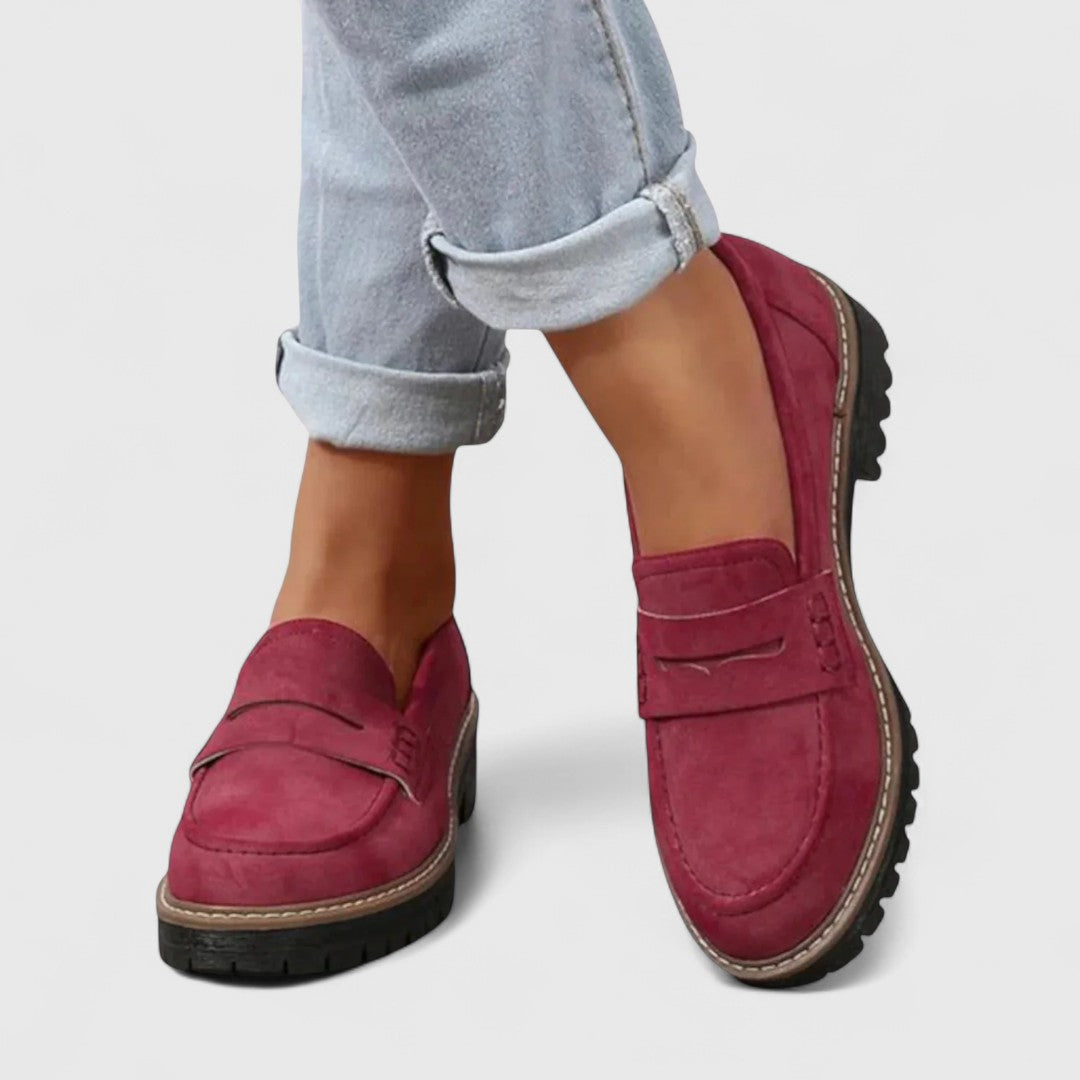 Weinrote Loafer mit Profilsohle, getragen zu hochgekrempelter hellblauer Jeans, Ansicht von vorn 2