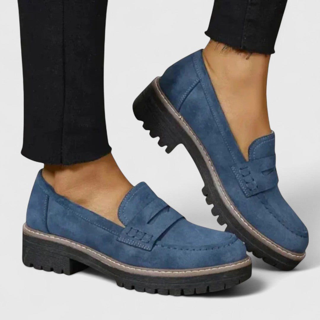 Blaue Loafer an den Füßen, kombiniert mit schwarzer Hose mit ausgefranstem Saum, Seitenansicht 4