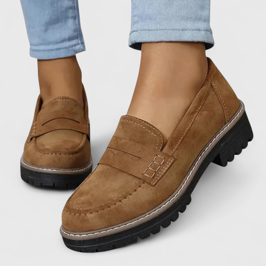 Camelfarbene Loafer aus Wildleder-Optik zu hellblauer Jeans, Detailansicht von Ziernähten und Profilsohle 5