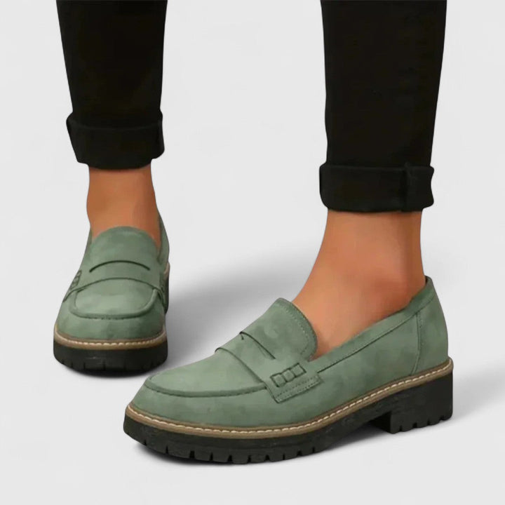 Grüne Loafer mit Profilsohle, getragen zu schwarzer Hose mit umgeschlagenem Saum 6