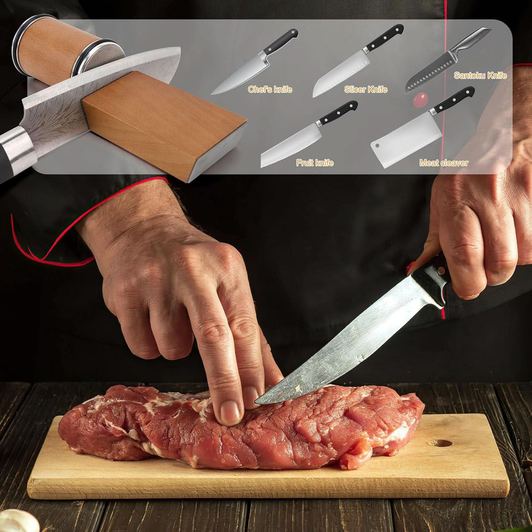 Hände schneiden Fleisch auf einem Holzbrett, oben der Schleifer mit Beispielen für Kochmesser, Santoku, Obstmesser und Hackbeil. 10