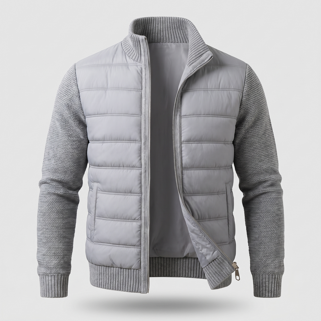 Hellgraue Steppjacke mit grauen Strickärmeln, Rippbündchen und teilweise geöffnetem Reißverschluss, frontal freigestellt 3