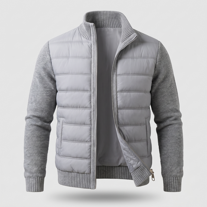Hellgraue Steppjacke mit grauen Strickärmeln, Rippbündchen und teilweise geöffnetem Reißverschluss, frontal freigestellt 3